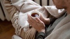 muž drží šálku čaju, Raynaudov fenomén