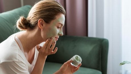 žena si nanáša krém z aloe vera