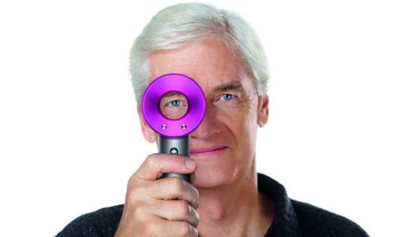 na snímke je James Dyson