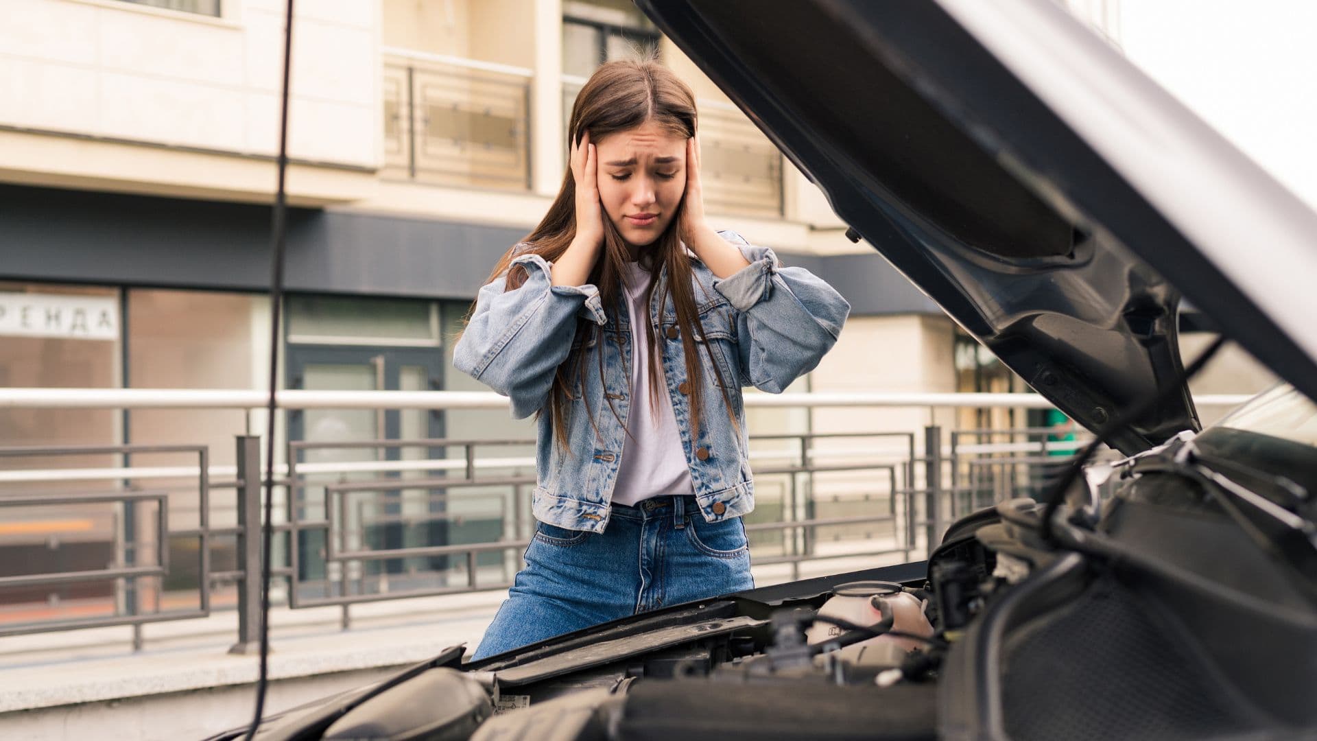 Ignorovanie červenej kontrolky ti môže „uvariť“ motor. Toto je prvá pomoc, ktorá ti ušetrí tisíce eur