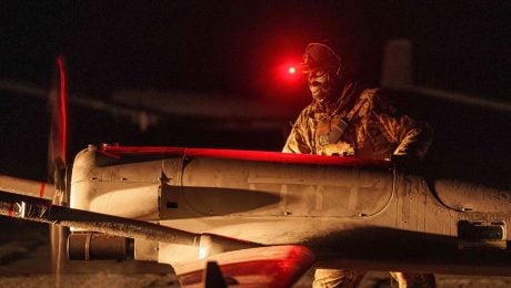 Ukrajinský vojak pripravuje dron dlhého doletu An-196 Liutyj