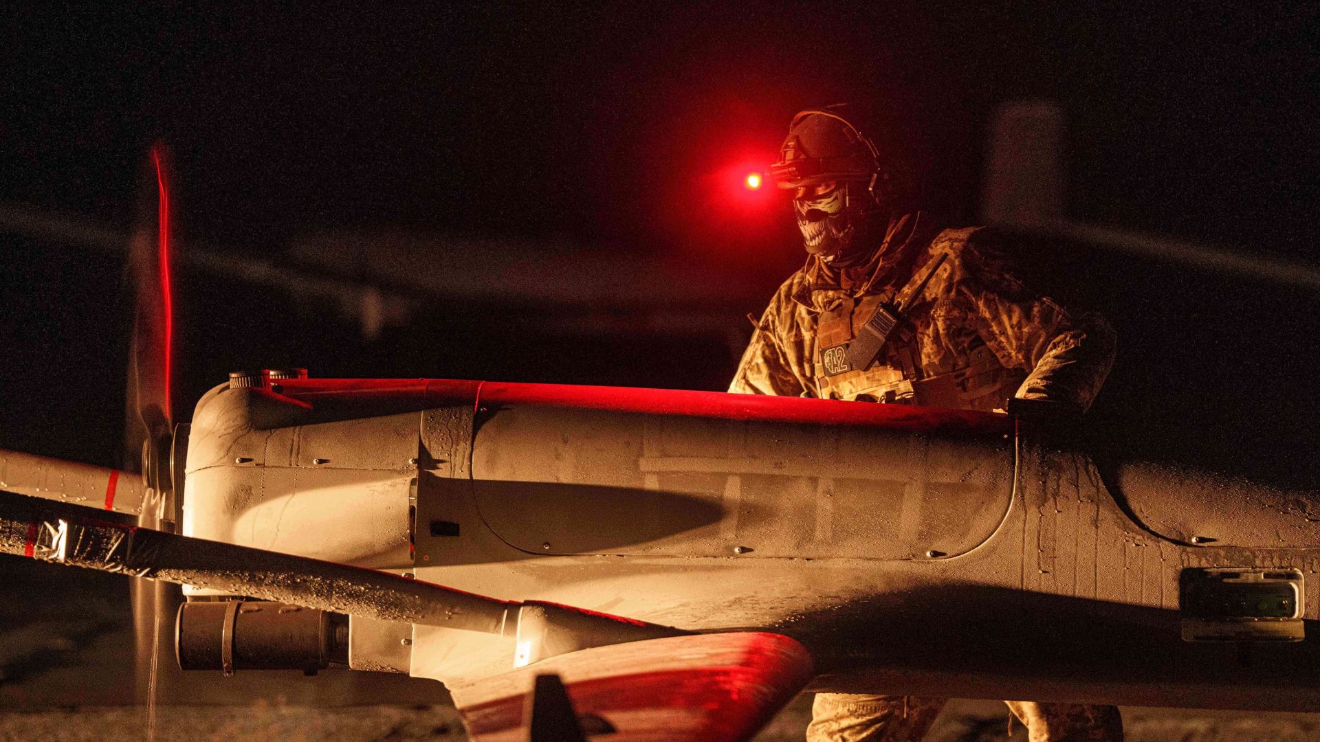 Ukrajinský vojak pripravuje dron dlhého doletu An-196 Liutyj