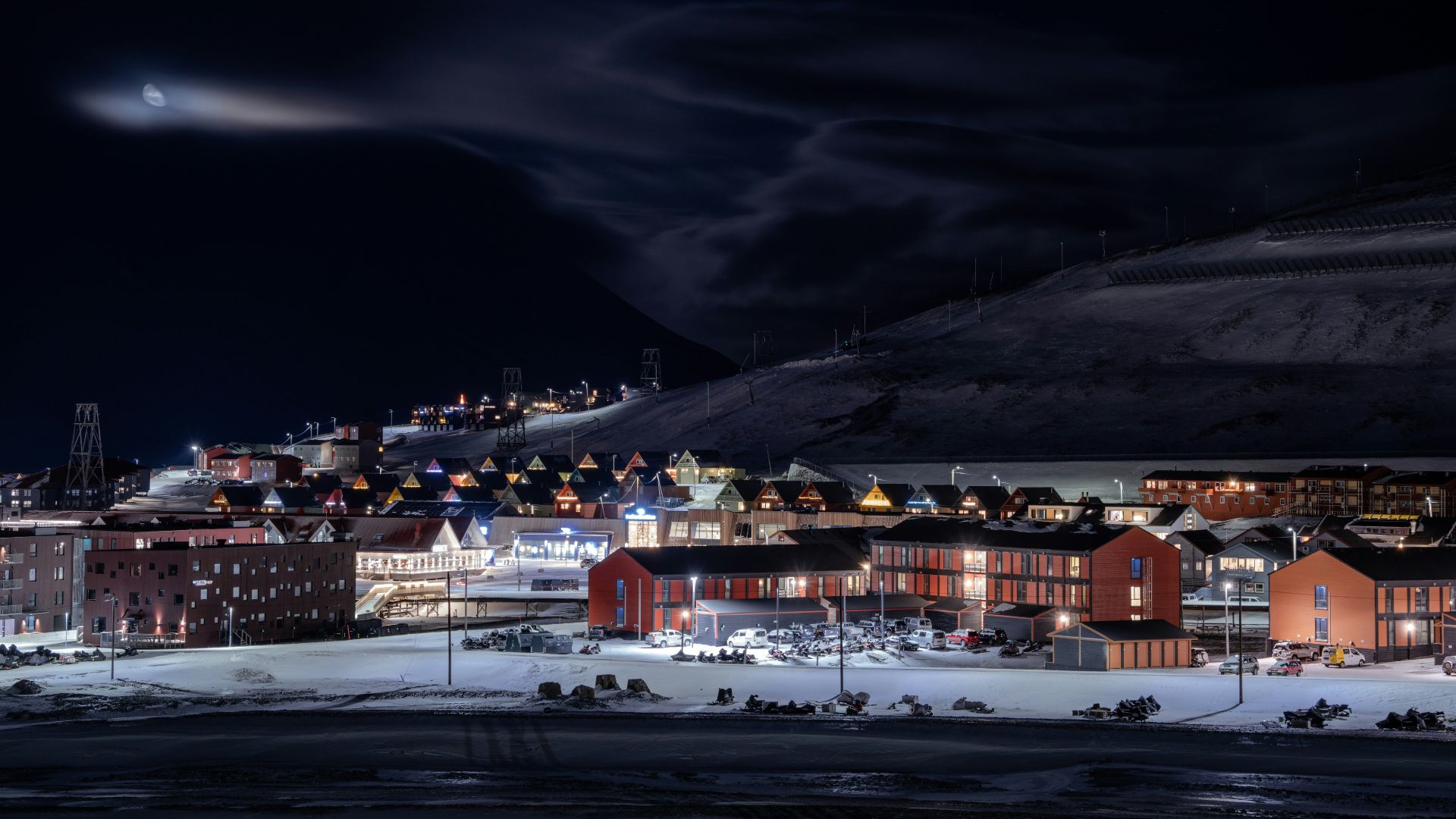 Leninova busta hľadiaca do fjordu: Na Svalbarde žijú bok po boku Nóri a Rusi, arktická križovatka sa stáva tichým bojiskom