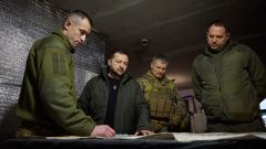 Volodymyr Zelenskyj (druhý zľava) pozerá na mapu počas svojej návštevy 110. mechanizovanej brigády Ukrajiny v Avdiivke