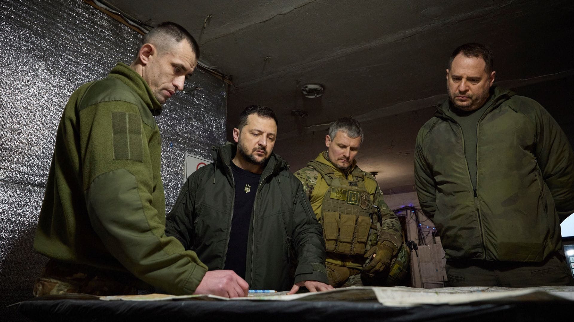Volodymyr Zelenskyj (druhý zľava) pozerá na mapu počas svojej návštevy 110. mechanizovanej brigády Ukrajiny v Avdiivke