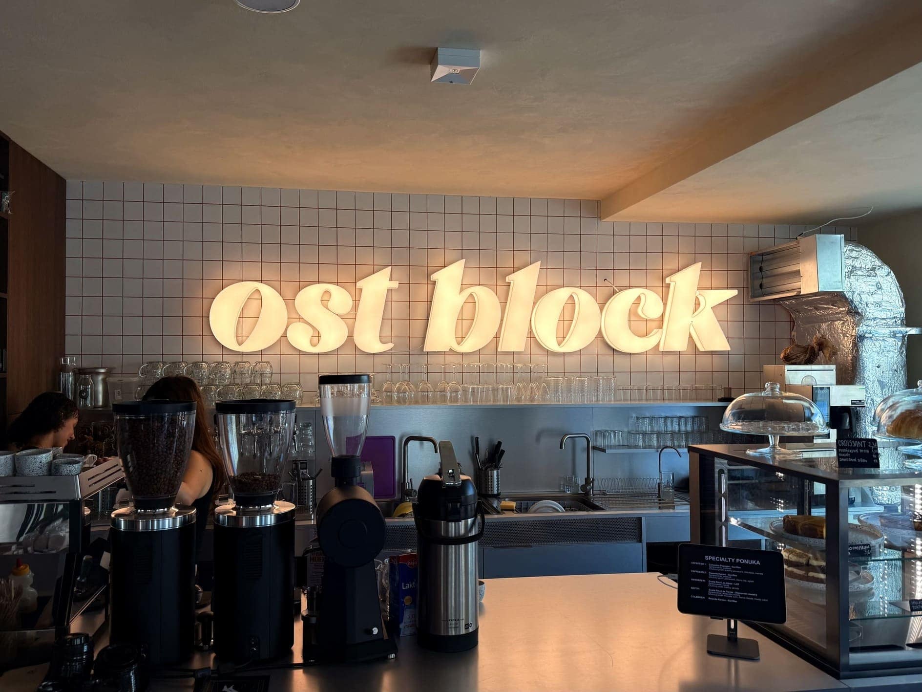 na snimke je Neon World