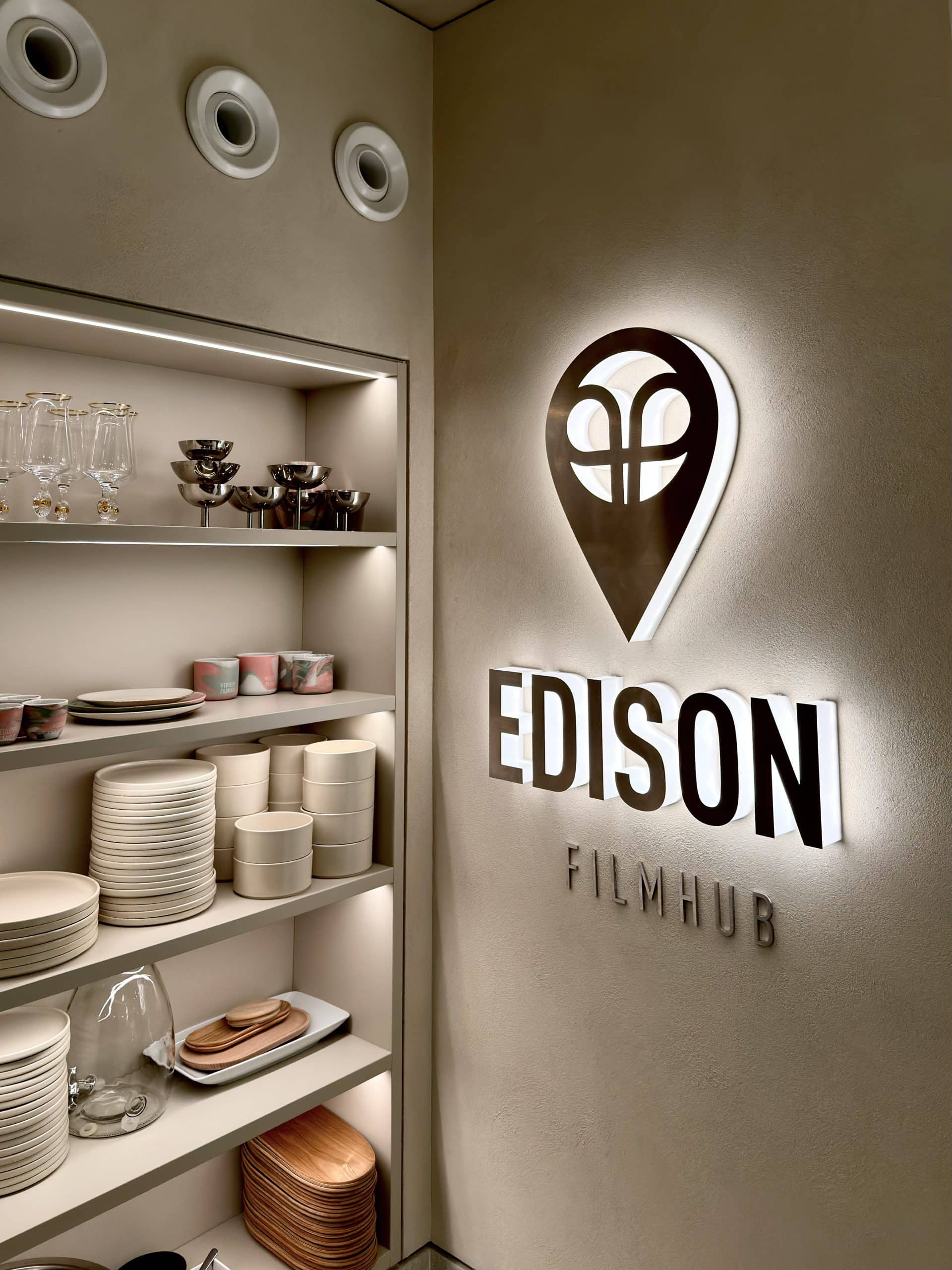 na snimke je 3D reklama