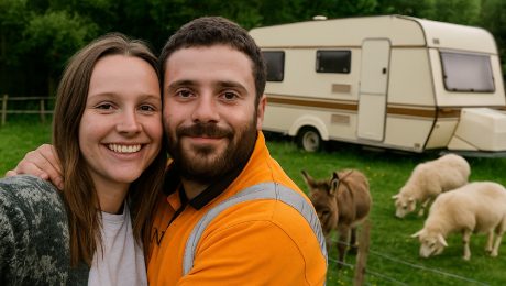 Zanechali účty, internet a mestský stres. Mladý pár žije v karavane za 300 eur mesačne: „Sme úplne slobodní“