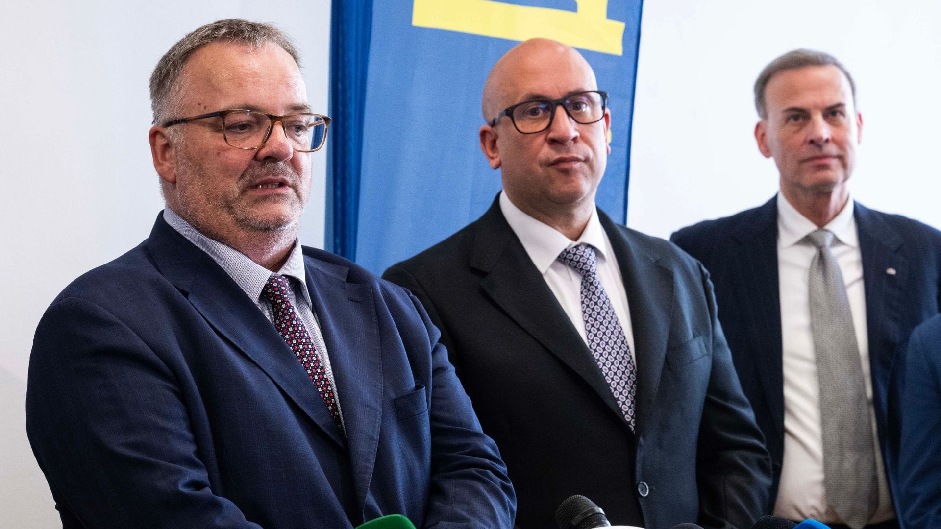 Na snímke šéf ŽSR Ivan Bednárik a minister dopravy Jozef Ráž ml.