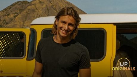 na snimke je cestovatel martin