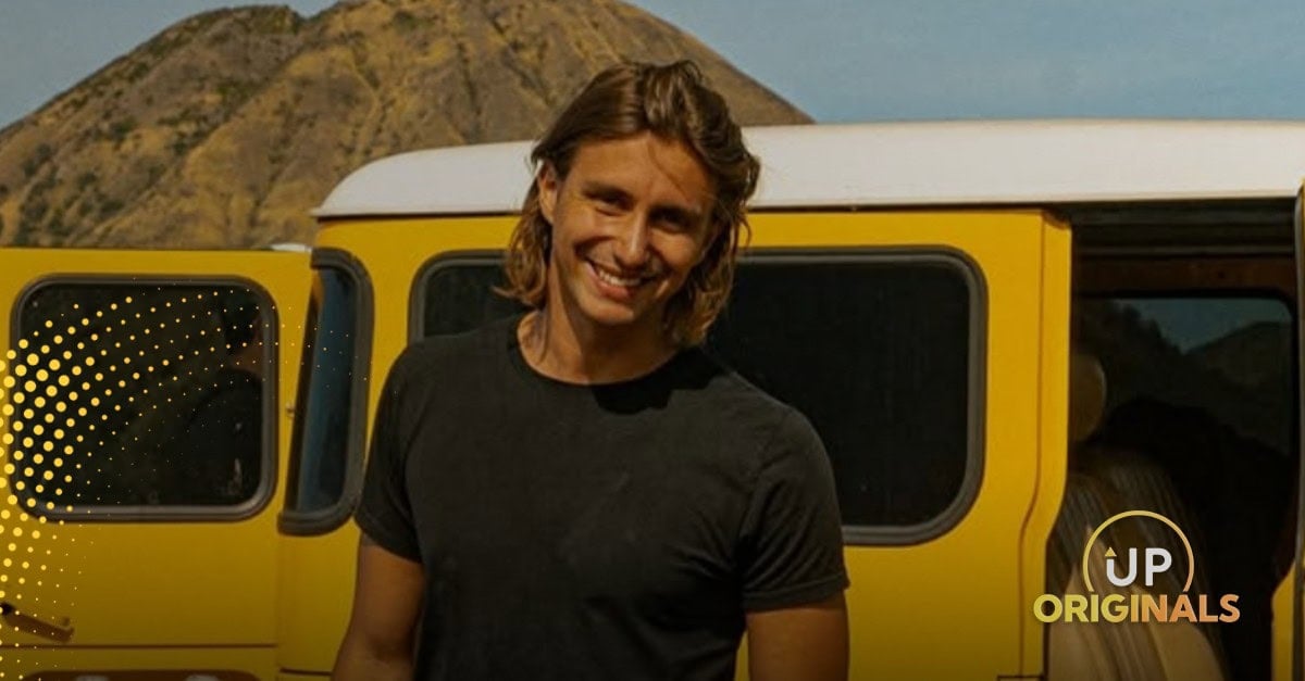 na snimke je cestovatel martin