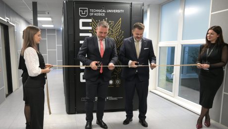 Na snímke minister investícií, regionálneho rozvoja a informatizácie SR Samuel Migaľ (druhý vpravo) a rektor Technickej univerzity v Košiciach Peter Mésároš