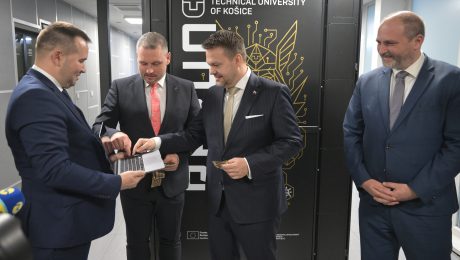 Na snímke minister investícií, regionálneho rozvoja a informatizácie SR Samuel Migaľ (druhý vpravo) a rektor Technickej univerzity v Košiciach Peter Mésároš
