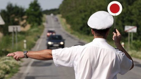 Vodičom hrozí pokuta až 200 eur. Zimný zákaz za hranicou Slovenska sa vracia