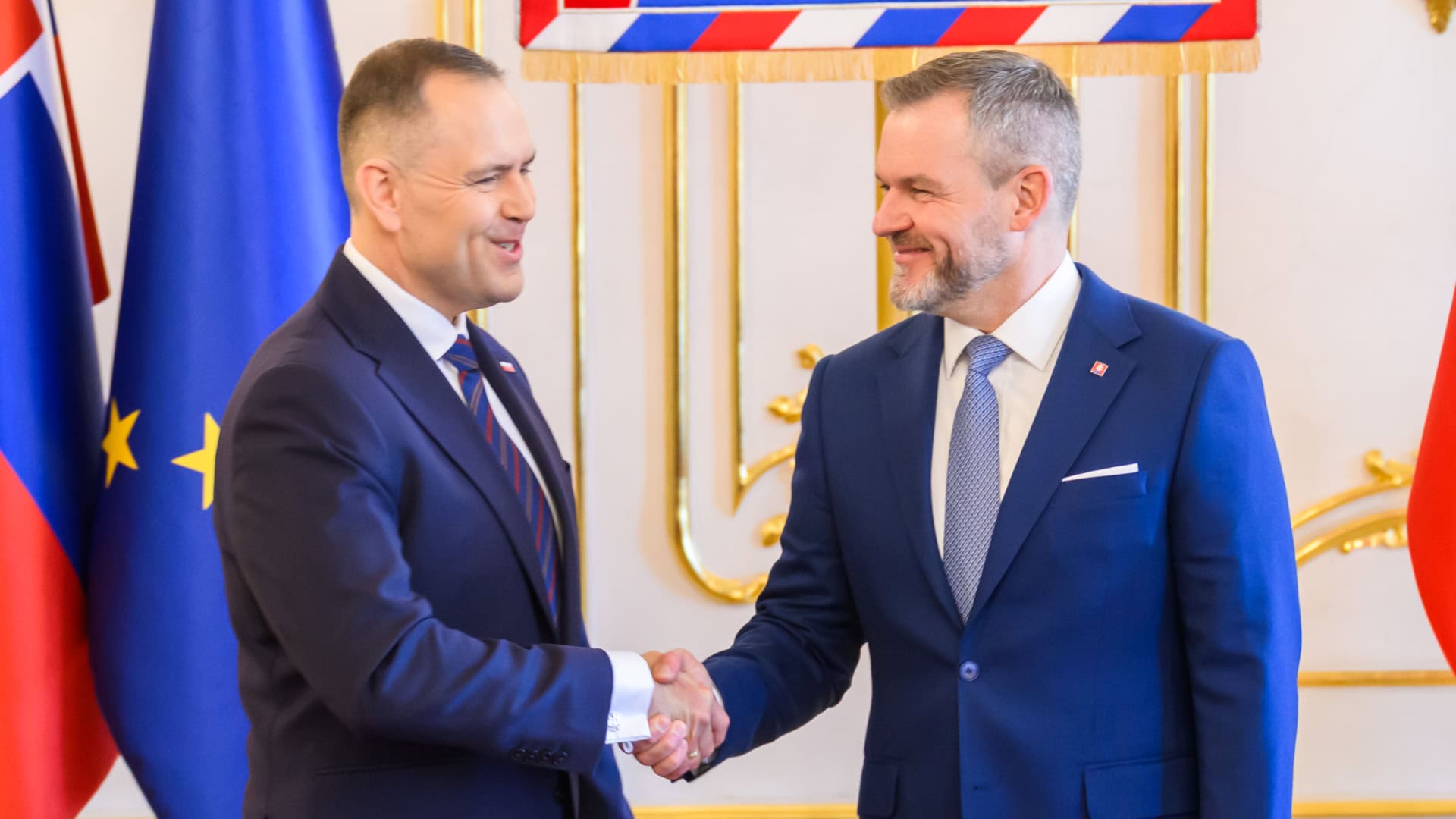 Na snímke poľský prezident Karol Nawrocki (vľavo) a slovenský prezident Peter Pellegrini si podávajú ruky v Prezidentskom paláci počas ich stretnutia v Bratislave 5. novembra 2025.