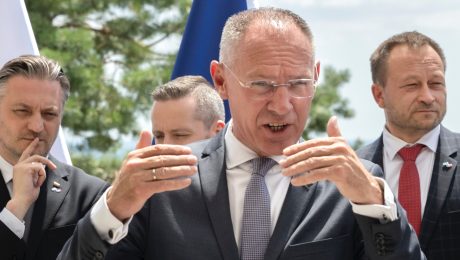 Na snímke v popredí spolkový minister vnútra Rakúskej republiky Gerhard Karner, vľavo štátny tajomník Poľskej republiky Bartosz Grodecki a štátny tajomník Českej republiky Lukáš Hendrych