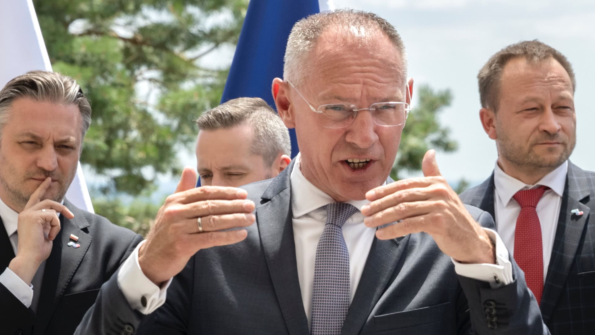 Na snímke v popredí spolkový minister vnútra Rakúskej republiky Gerhard Karner, vľavo štátny tajomník Poľskej republiky Bartosz Grodecki a štátny tajomník Českej republiky Lukáš Hendrych