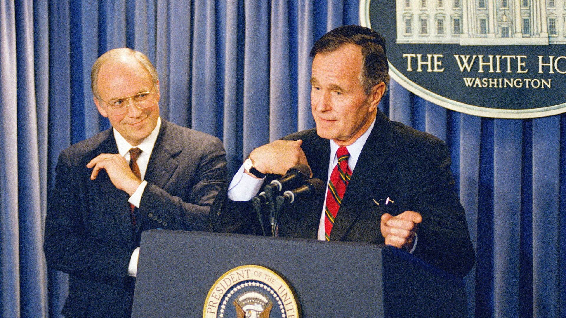 Na archívnej snímke z 10. marca 1989 vtedajší americký prezident George H.W. Bush a bývalý americký viceprezident Dick Cheney (vľavo) počas tlačovej konferencie v americkom Washingtone.