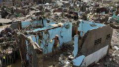 Na snímke obyvateľ sa vracia do svojho domu, ktorý zničil tajfún Kalmaegi na Filipínach 5. novembra 2025.