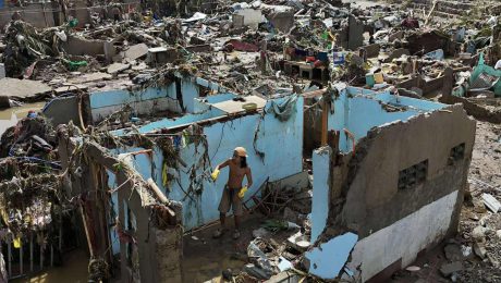 Na snímke obyvateľ sa vracia do svojho domu, ktorý zničil tajfún Kalmaegi na Filipínach 5. novembra 2025.