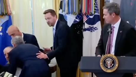 Farmaceut skolaboval, Trump tlačovka