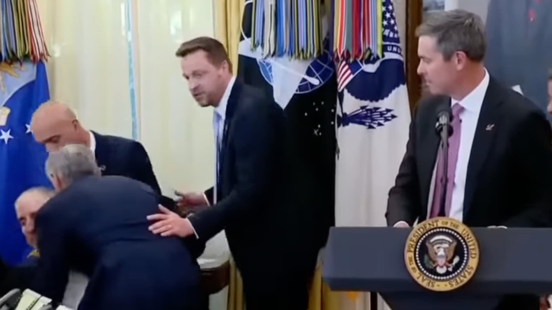 Farmaceut skolaboval, Trump tlačovka