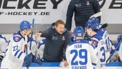 Na snímke druhý zľava tréner hokejistov Slovenska Vladimír Országh v rozhovore s hráčmi a hore jeho asisitent Ivan Majerský počas zápasu na Nemeckom pohári medzi Slovenskom a Rakúskom v nemeckom Landshute 6. novembra 2025.