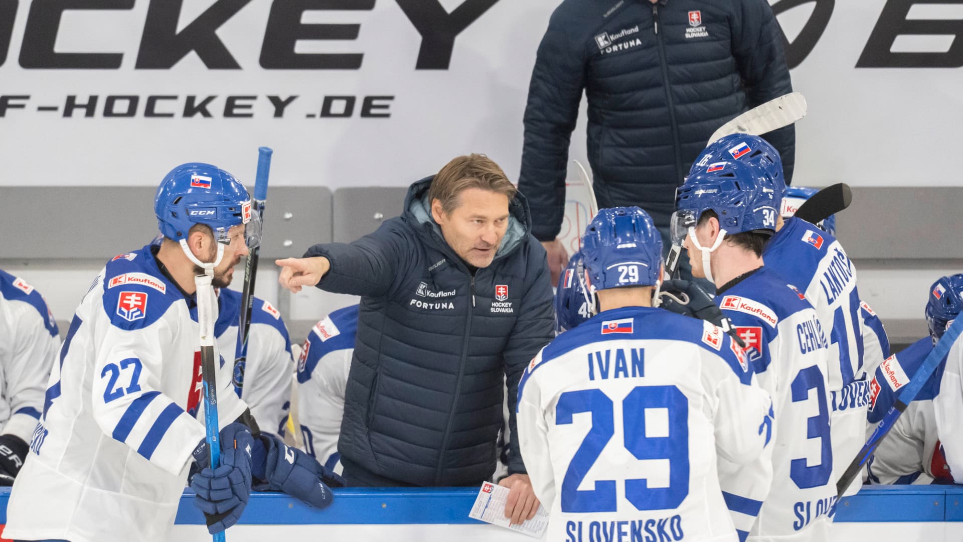 Na snímke druhý zľava tréner hokejistov Slovenska Vladimír Országh v rozhovore s hráčmi a hore jeho asisitent Ivan Majerský počas zápasu na Nemeckom pohári medzi Slovenskom a Rakúskom v nemeckom Landshute 6. novembra 2025.