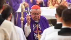 Na snímke uprostred hlavný celebrant kardinál Dominik Duka, emeritný pražský arcibiskup počas pohrebnej svätej omše a rozlúčky so zosnulým slovenským kardinálom Jozefom Tomkom