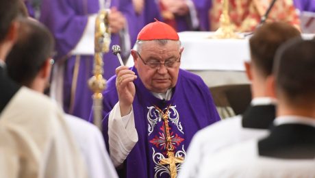 Na snímke uprostred hlavný celebrant kardinál Dominik Duka, emeritný pražský arcibiskup počas pohrebnej svätej omše a rozlúčky so zosnulým slovenským kardinálom Jozefom Tomkom
