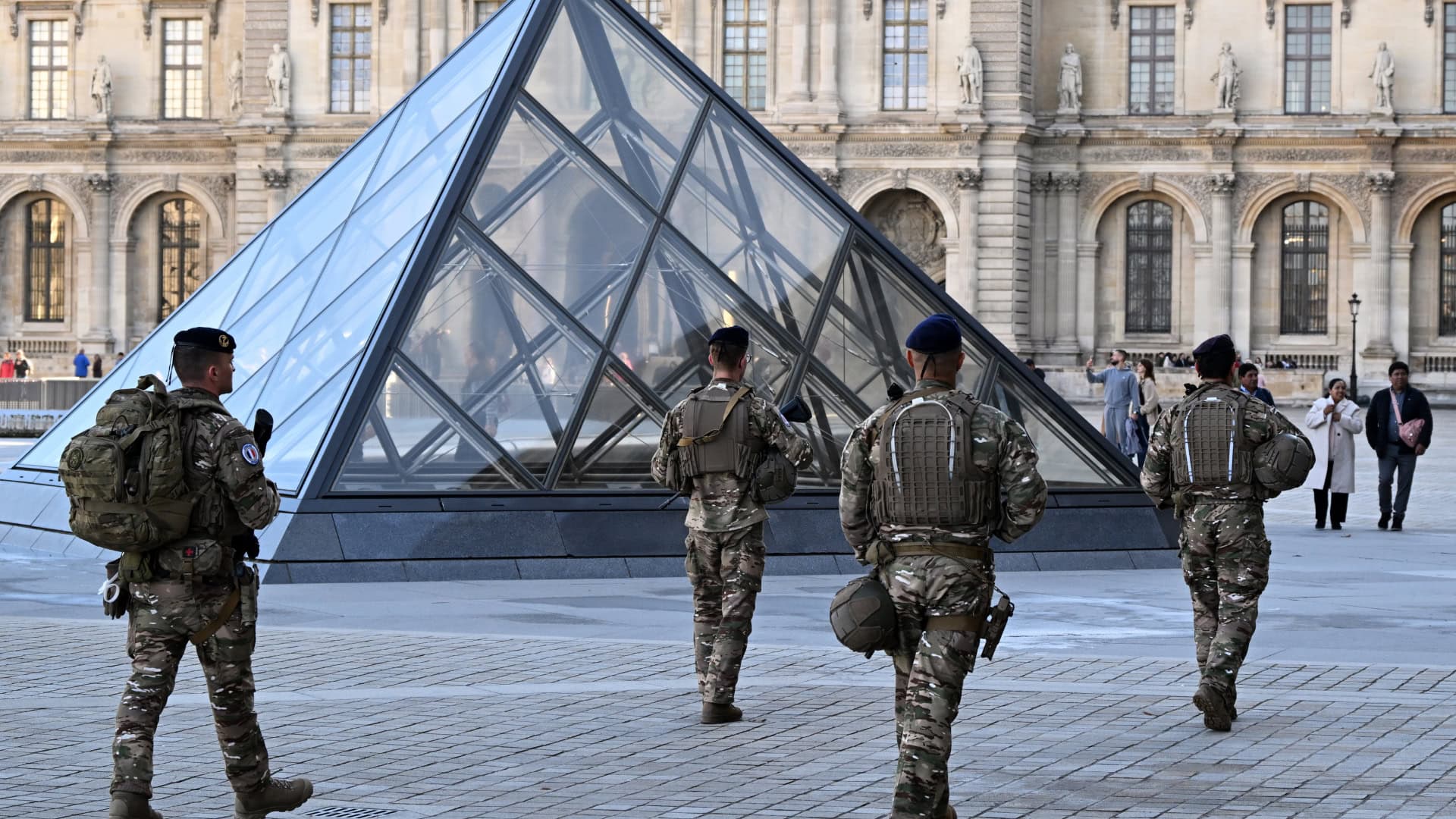 Na snímke vojaci hliadkujú pri múzeu Louvre v Paríži 30. októbra 2025.