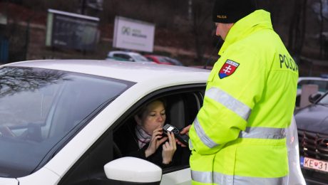 Spolujazdci si nevypijú ani kvapku, hrozia mastné pokuty. Vláda sprísňuje pravidlá