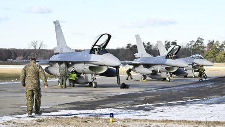 Na vojenskom letisku v Kuchyni pristáli ďalšie tri nové stíhačky F-16