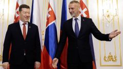 Na snímke vpravo predseda NR SR Richard Raši (Hlas-SD) prijal na Bratislavskom hrade predsedu Poslaneckej snemovne Parlamentu ČR Tomia Okamuru