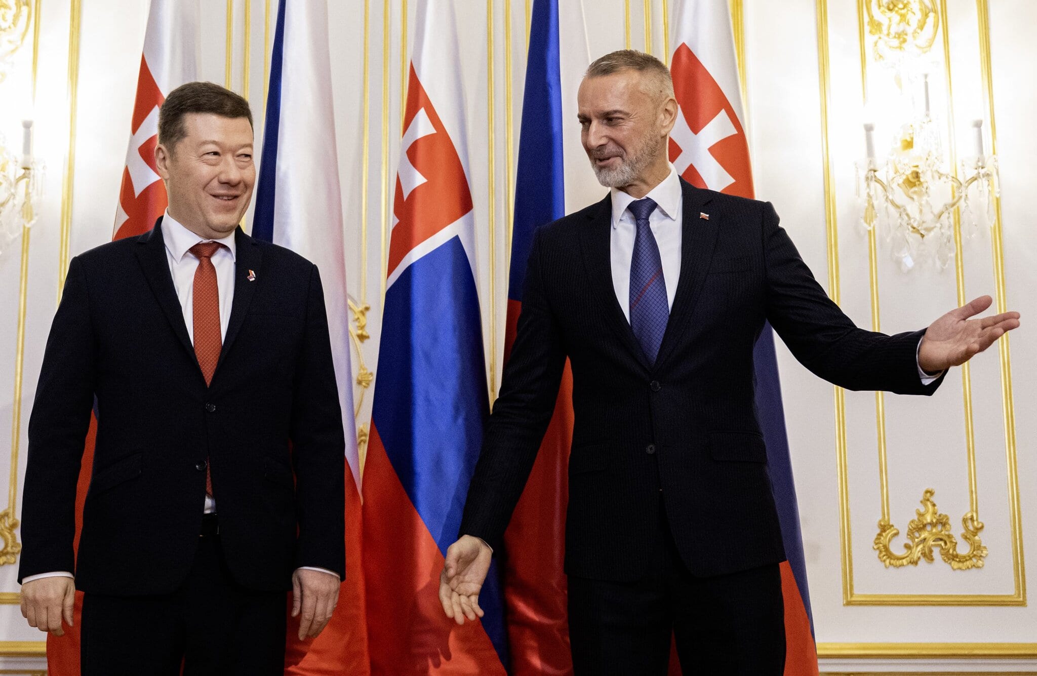 Na snímke vpravo predseda NR SR Richard Raši (Hlas-SD) prijal na Bratislavskom hrade predsedu Poslaneckej snemovne Parlamentu ČR Tomia Okamuru