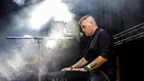 Spevák a skladateľ Adam Urban, rodák z Nitry, zahynul pri dopravnej nehode.