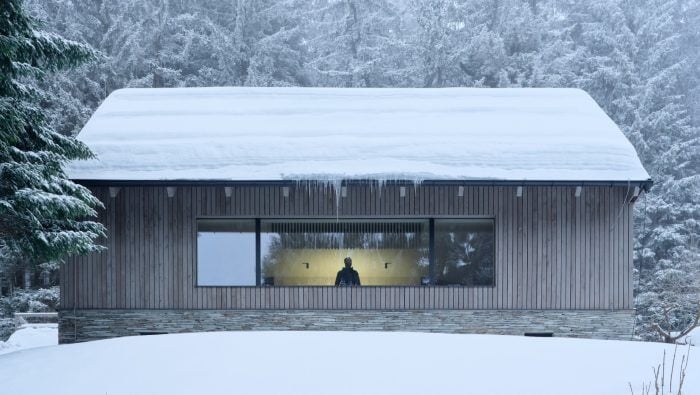 Juraj s tímom vytvoril ukážkové horské bývanie bez toho, aby narušilo ráz krajiny. Ich chata dýcha prírodou (FOTO)