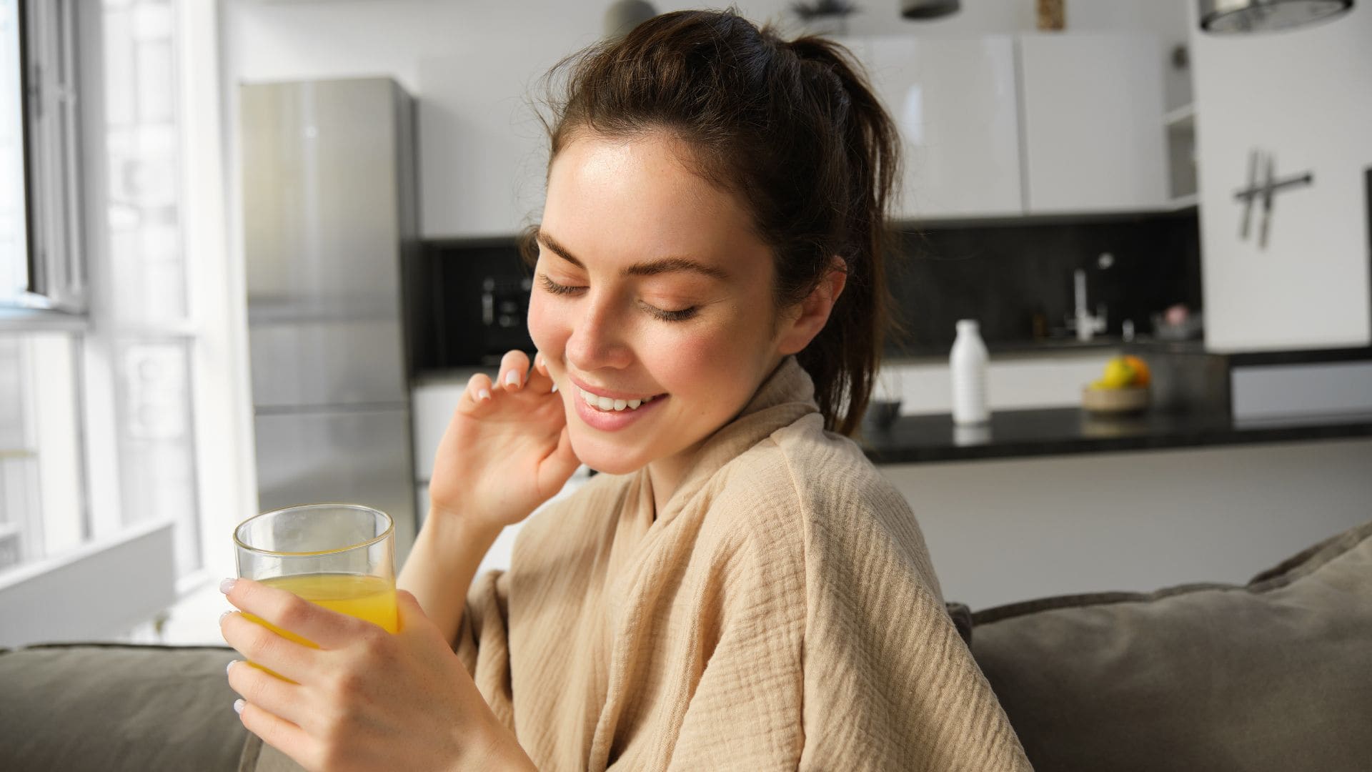 žena pije protizápalový nápoj