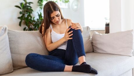 žena sa chytá za koleno