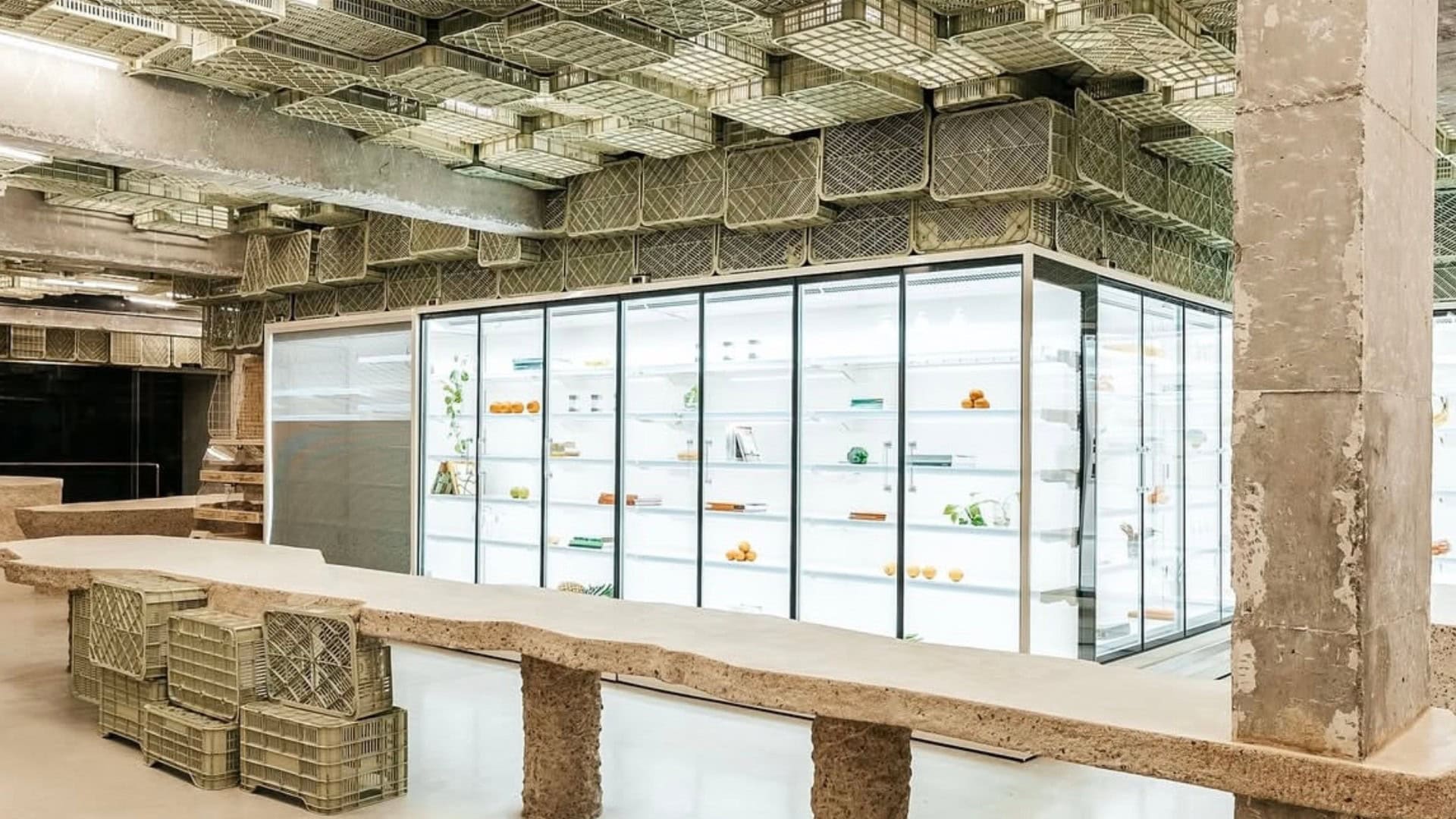 na snimke je obchod z plastu