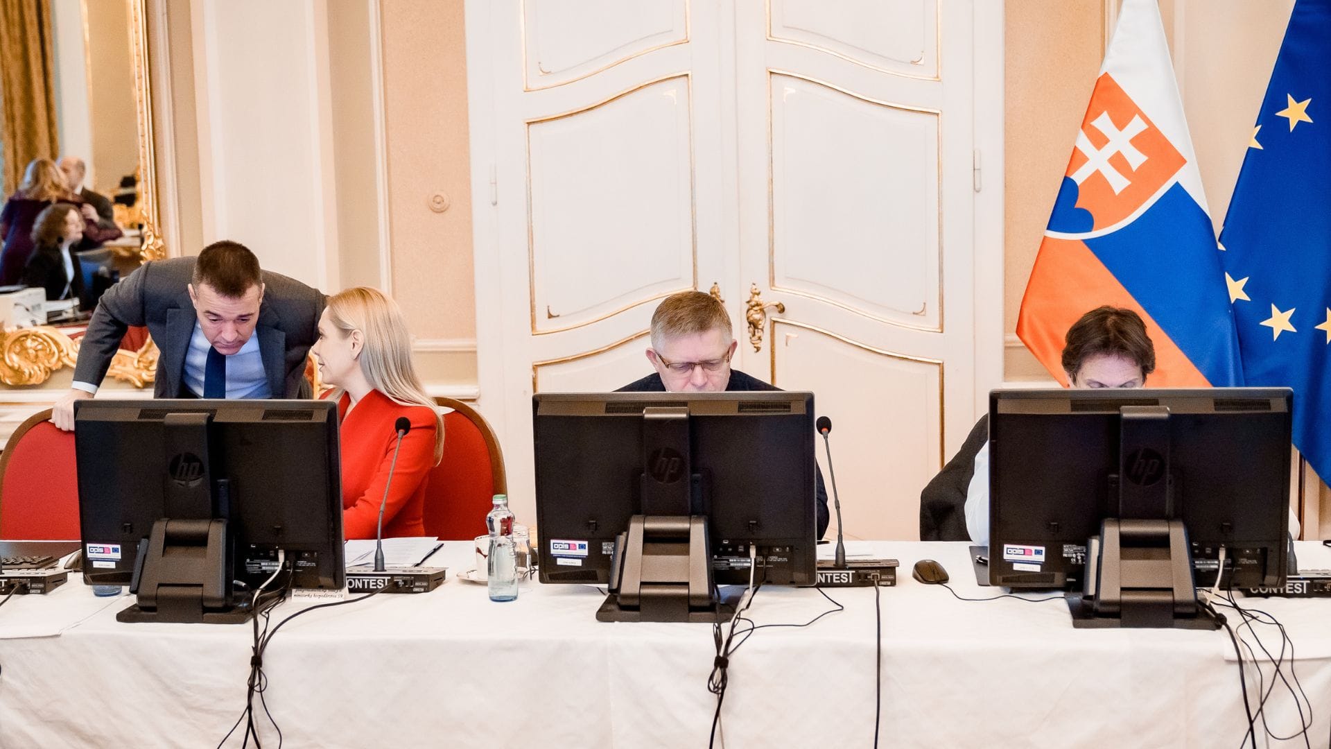 Na snímke zľava minister školstva Tomáš Drucker, ministerka hospodárstva Denisa Saková, premiér Robert Fico a minister obrany Robert Kaliňák