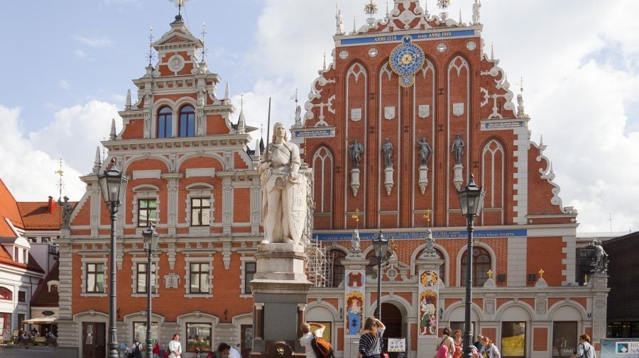 Plaza_del_Ayuntamiento,_Riga,_Letonia,_2012-08-07,_DD_10