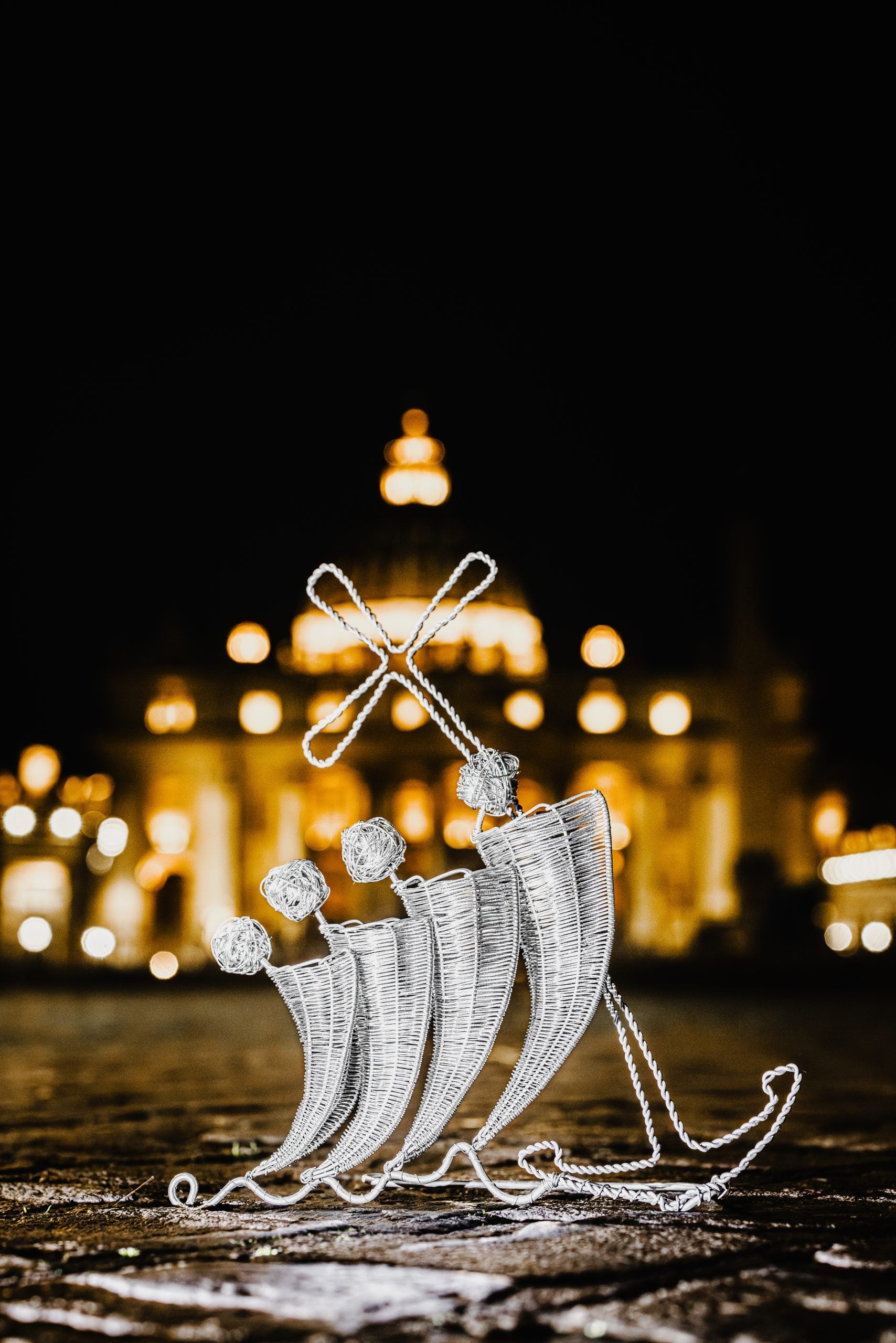 Druhým darom bola drôtená plastika Jozefa Šaba „Pútnici nádeje“.