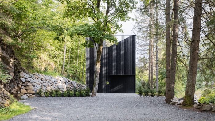 Dom, ktorý v lese takmer nevidieť: V srdci Nízkych Tatier vyrástol unikátny projekt s japonským nádychom