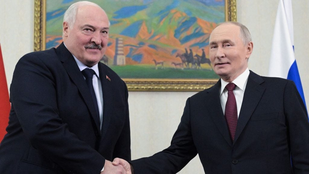 bieloruský prezident Alexandr Lukašenko (vľavo) a ruský prezident Vladimir Putin