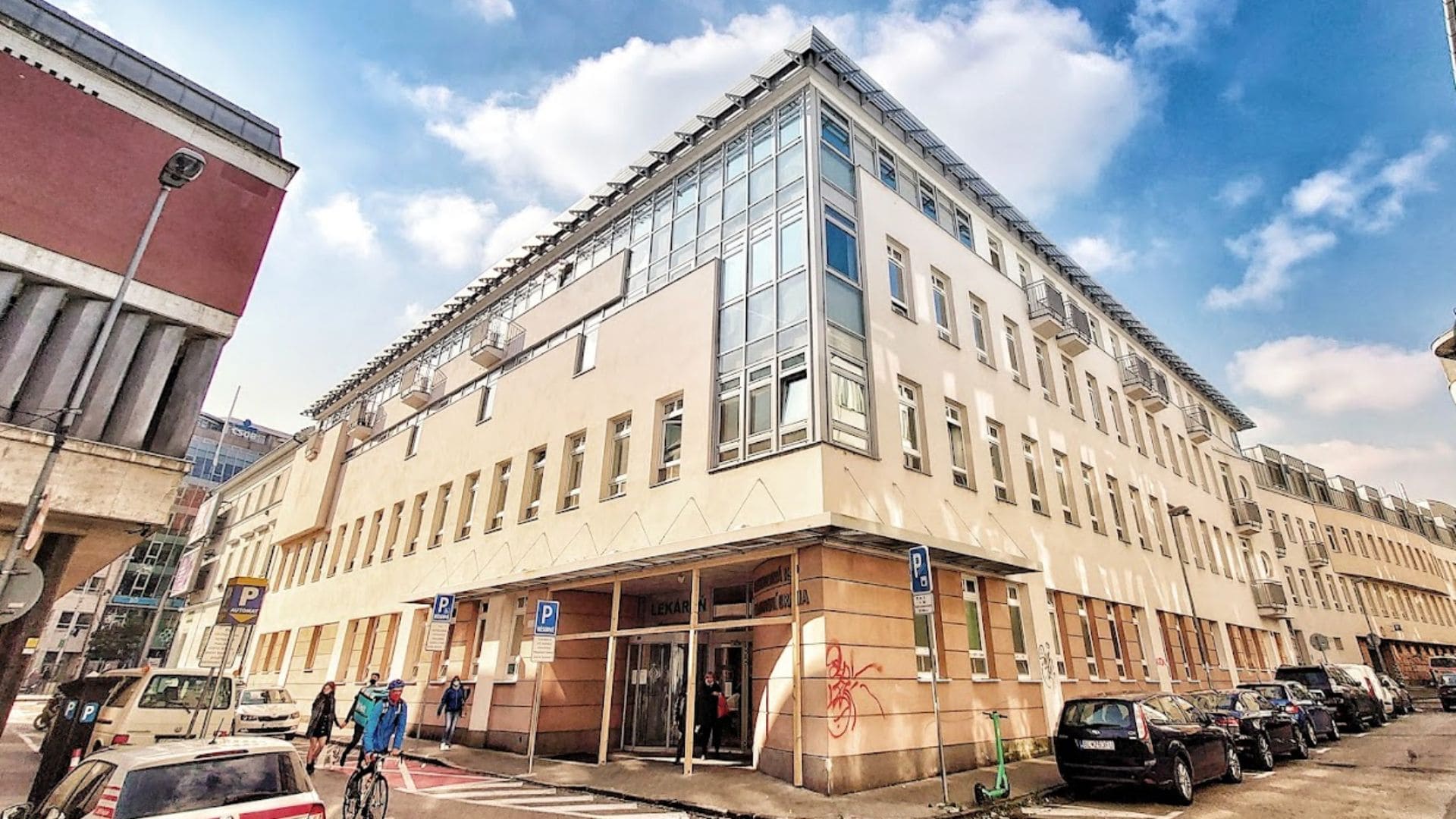 Zamestnanci nemocnice Milosrdní bratia upozorňujú na cha