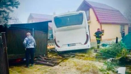 Autobus takmer zdemoloval
