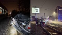 MIMORIADNE: V Bratislave došlo k zrážke vlaku a auta, vozidlo uviazlo na koľajisku