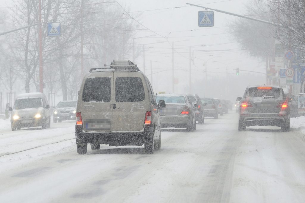 auto sneh mráz námraza ľad pozor na cestách