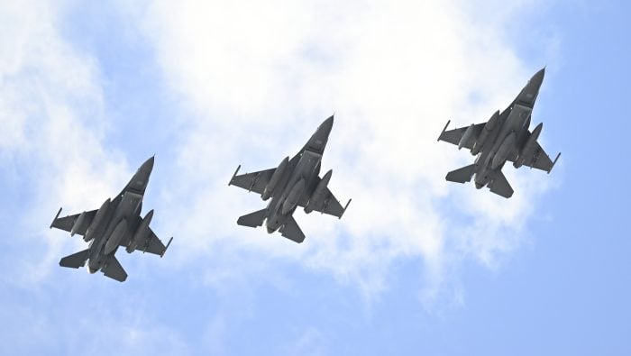 Na snímke 3 stíhačky F-16.